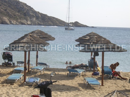 Liegen und Sonnenschirme am Mylopotas Beach